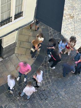 Archivo - Una serie de personas consume alcohol en el Casco Antiguo de Logroño