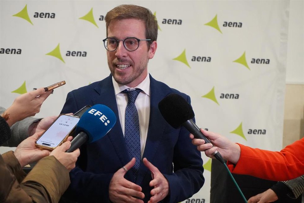 El subdelegado del Gobierno atiende a los medios en el aeropuerto con ocasión del estreno de rutas con Canarias por parte de Binter.