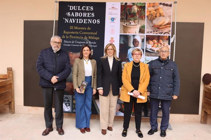 La diputada provincial María del Carmen Martínez, junto a Rebeca Muñoz, concejala de Feria, Fiestas y Cultura del ayuntamiento de Ronda; María Antonia Martín, en representación de la Carta Malacitana, y Antonio Alejandro López del Obispado de Málaga