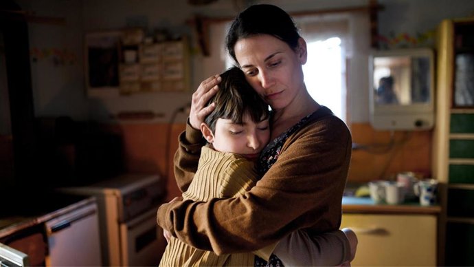 Una madre abrazando a su hijo en una imagen de la campaña de Navidad de Cáritas Española.