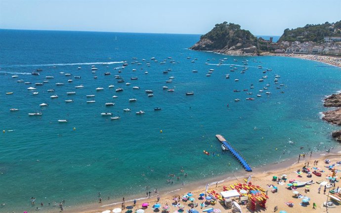 Archivo - Numerosas personas disfrutan de un día de playa en la Costa Brava, a 30 de julio de 2023, en Tossa de Mar, Girona, Cataluña (España).