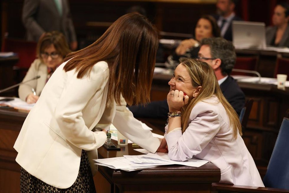Archivo - La portavoz del grupo parlamentario VOX, Manuela Cañadas (i), y la presidenta del Govern, Marga Prohens (d), durante un pleno en el Parlament balear, a 16 de abril de 2024, en Palma de Mallorca, Mallorca, Baleares (España).