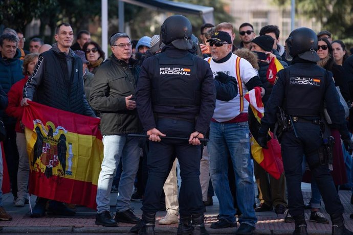 Concentración contra la corrupción convocada por organización juvenil Revuelta, frente a la sede nacional del PSOE, a 30 de noviembre de 2025, en Madrid (España). Revuelta ha llamado a una movilización ciudadana sin partidos, contra la corrupción, contra