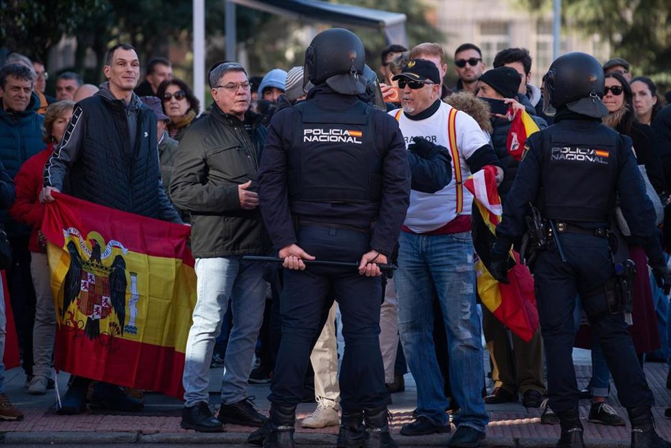 Concentración contra la corrupción convocada por organización juvenil Revuelta, frente a la sede nacional del PSOE, a 30 de noviembre de 2025, en Madrid (España). Revuelta ha llamado a una movilización ciudadana sin partidos, contra la corrupción, cont