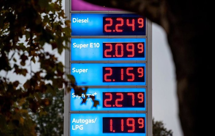 Archivo - Precios de una gasolinera.