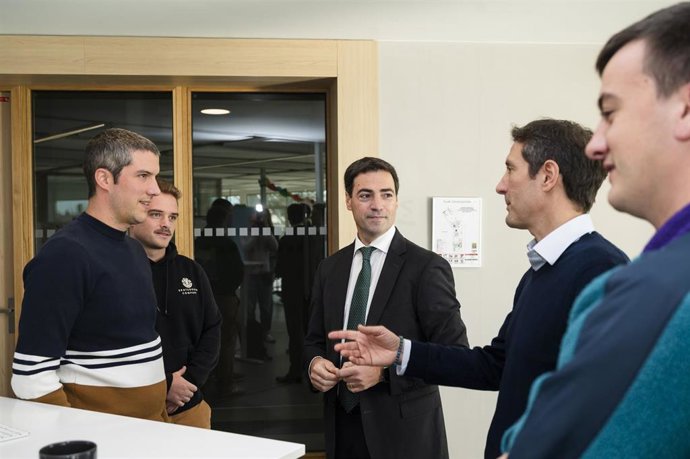 El Lehendakari, Imanol Pradales, en su visita a la empresa SophIA Genetics, en Bidart