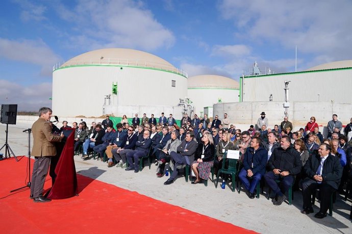 Acto de inauguración en La Calahorra de la planta de biometano agroindustrial de AGR.