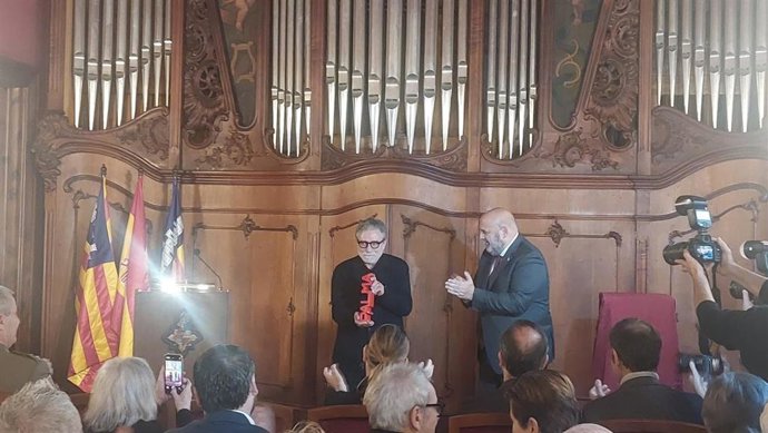 El artista Jaume Plensa recibe el galardón como embajador de Palma del alcalde de la ciudad, Jaime Martínez.