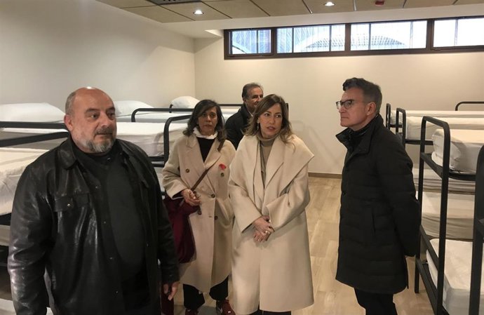 La alcaldesa de Zaragoza, Natalia Chueca; junto a varios consejeros municipales visitan las obras de ampliación del albergue municipal
