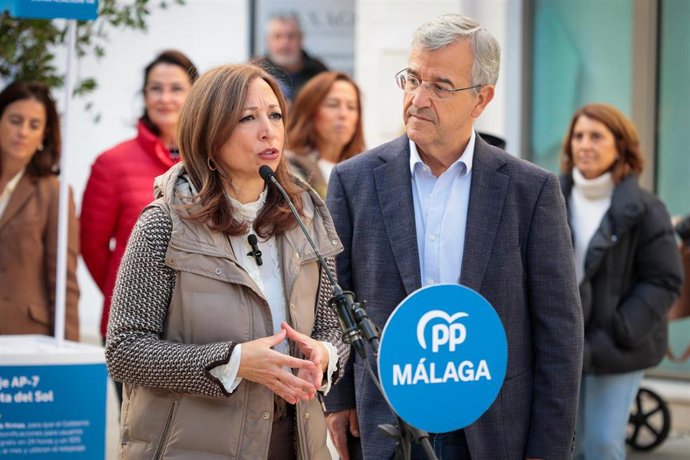 La presidenta del PP de Málaga, Patricia Navarro, junto al alcalde de Estepona, José María García Urbano, ha dicho que a los socialistas "se le acaban los argumentos para hacer política" en esa ciudad de la Costa del Sol.