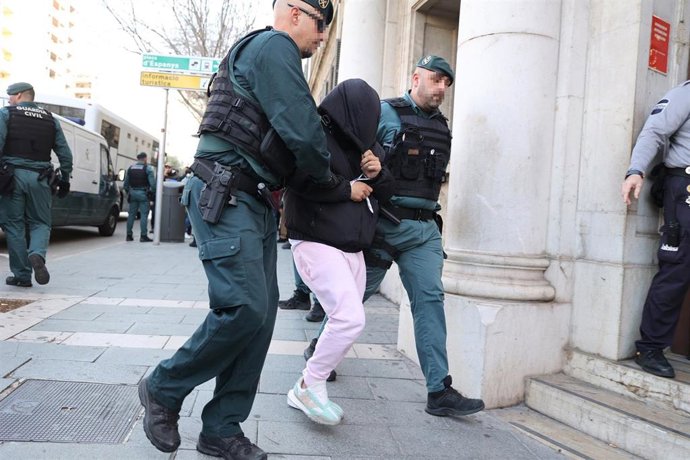 Archivo - Un detenido en una operación contra el narcotráfico es conducido por guardias civiles a los juzgados.