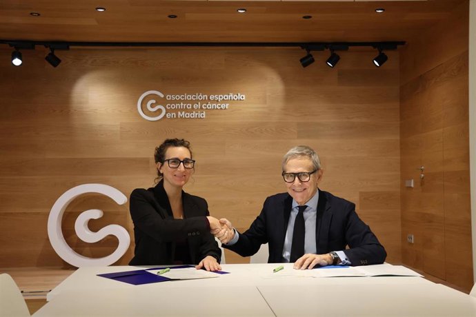 La directora del INSST, Aitana Garía (izquierda), y el presidente de la AECC, Ramón Reyes (derecha).