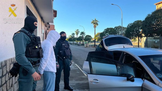 Detención de una persona por la Guardia Civil.