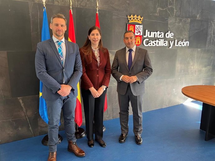 De izquierda a derecha: el gerente del Servicio Público de Empleo, Jesús Blanco; la gerente provincial del Ecyl en Salamanca, Reyes Gallego; y el delegado territorial, Eloy Ruiz.