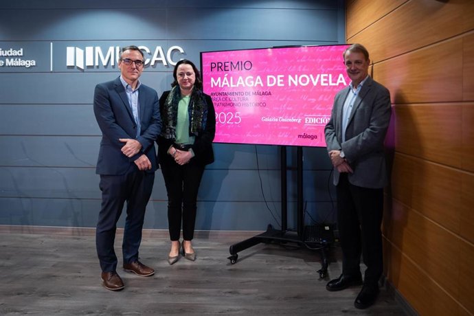 La concejala delegada de Cultura y Patrimonio Histórico, Mariana Pineda, el director de la editorial Galaxia Gutenberg, Joan Tarrida; y Alfredo Taján, miembro del Jurado, presentan al ganador del premio Málaga de Novela François Jaran-Duquete.