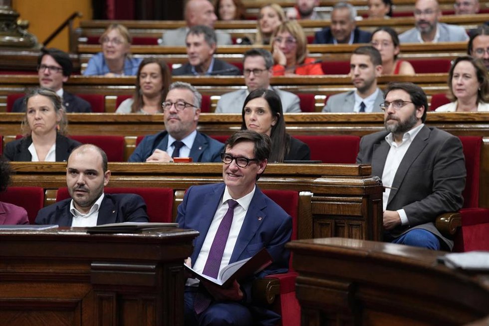 Archivo - El president de la Generalitat, Savador Illa, y el conseller de la Presidncia, Albert Dalmau, en el Parlament de Catalunya, a 9 de octubre de 2025, en Barcelona, Catalunya (España).
