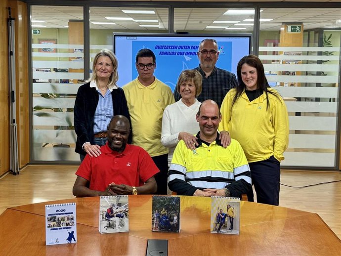 Presentación del calendario Familias que impulsan. Bultzatzen duten familiak" del Taller Usoa Lantegia de Barakaldo para 2026