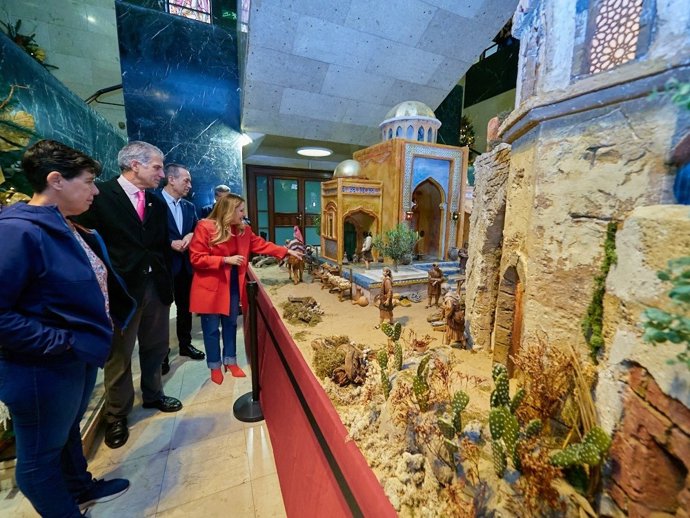 La presidenta del Cabildo de Tenerife, Rosa Dávila, observa el Portal de Belén de la corporación