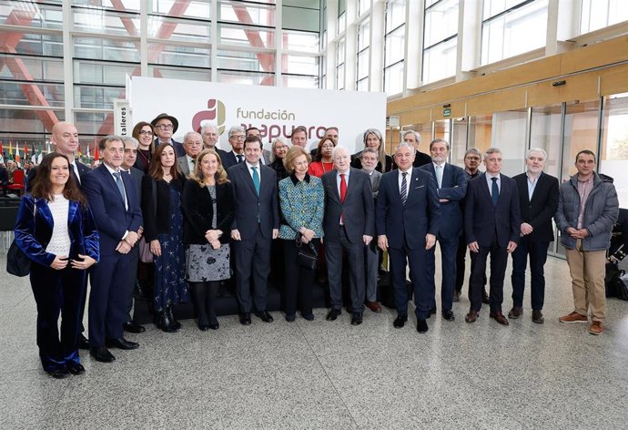 La Reina Sofía y el presidente de la Junta, Alfonso Fernández Mañueco (i), en una foto de familia tras la entrega de la VIII edición de los Premios Evolución y de la I edición del Premio Emiliano Aguirre, en el Museo de la Evolución Humana.