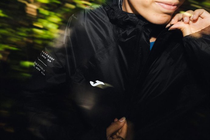 Archivo - Joma presenta su chubasquero R-Trail Nature, máxima protección y transpirabilidad para el trail running.