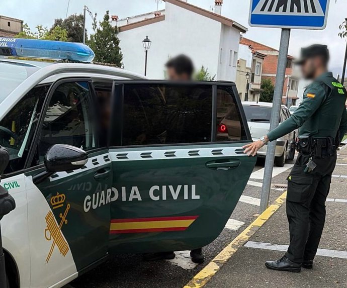 Agente de la Guardia Civil con un detenido, en una imagen de archivo