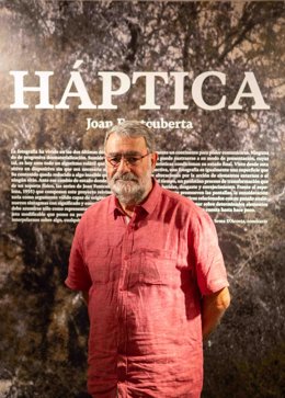 Archivo - El artista Joan Fontcuberta, ante el panel introductorio de la exposición 'Háptica'.
