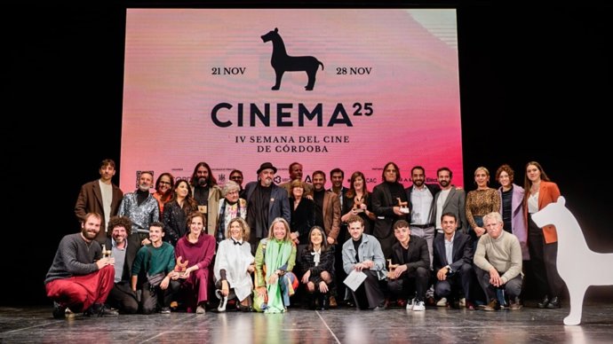 Foto de familia en la gala de clausura de Cinema25.
