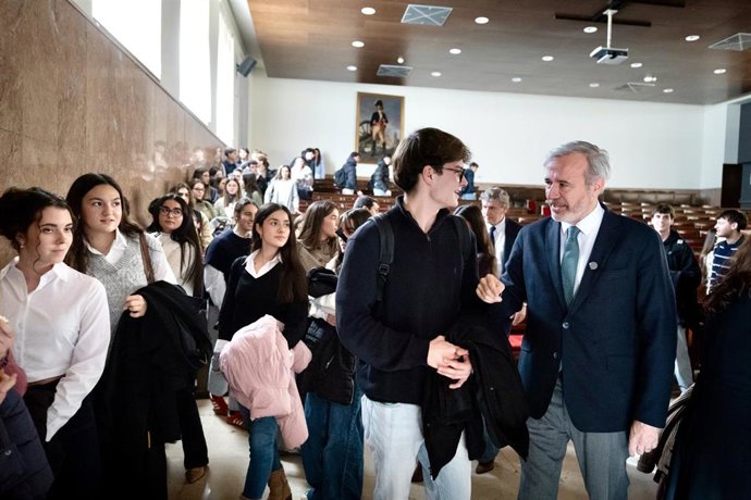 El presidente de Aragón, Jorge Azcón, saluda a los alumnos de Derecho al finalizar el encuentro.