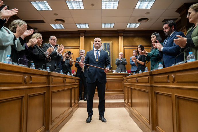 José Antonio García Alcaina recibe el bastón de mando como presidente de la Diputación de Almería.