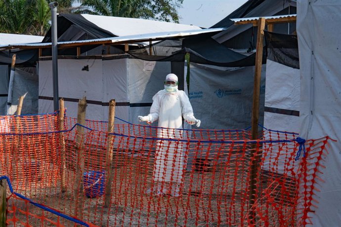 Archivo - BULAPE, Oct. 20, 2025  -- A health worker disinfects at an Ebola treatment center in the Bulape health zone, the Democratic Republic of the Congo (DRC), Oct. 17, 2025. The World Health Organization (WHO) said Sunday that health authorities could