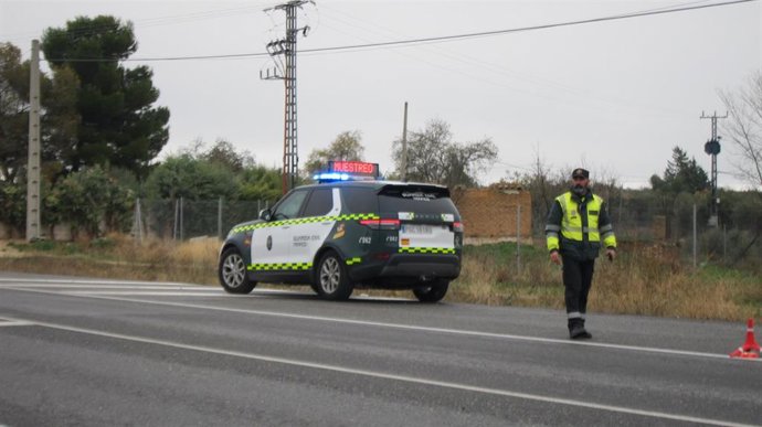 Archivo - Agente de la Guardia Civil en un control de alcoholemia.