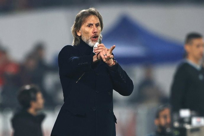 Futbol, Chile vs Argentina. Eliminatorias al mundial de la Fifa 2026. El entrenador de la seleccion chilena Ricardo Gareca es fotografiado durante un partido clasificatorio al mundial de 2026 contra Argentina disputado en el estadio Nacional de Santiago,