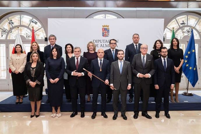 El presidente de la Diputación de Almería, José Antonio García Alcaina, junto a los diputados provinciales que integran el nuevo equipo de Gobierno.