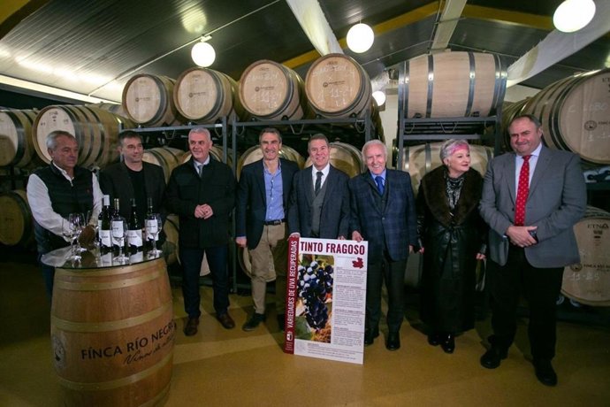 El consejero de Agricultura, Ganadería y Desarrollo Rural, Julián Martínez Lizán, y el presidente de Castilla-La Mancha, Emiliano García-Page, visitan Vino de Pago 'Finca Río Negro'
