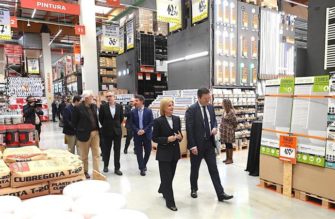 La alcaldesa de Jerez de la Frontera (Cádiz), María José García-Pelayo, en la inauguración de la empresa Obramat en Luz Shopping.