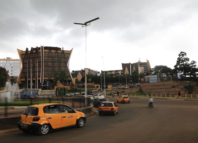 Archivo - YAOUNDE, Sept. 18, 2023  -- This photo taken on Sept. 14, 2023 shows the street view in Yaounde, Cameroon.   Situated on the hilly areas of central Cameroon at an altitude of 750 meters, Yaounde is the capital and second largest city in Cameroon