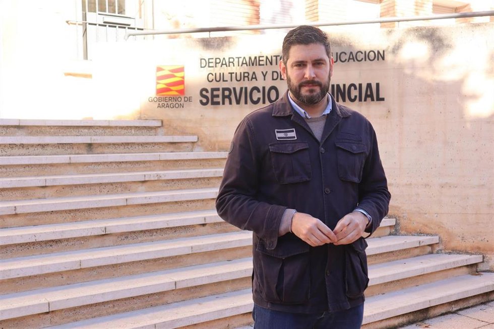 El portavoz de Vox en las Cortes, Alejandro Nolasco, este lunes frente al Servicio Provincial de Educación en Teruel.