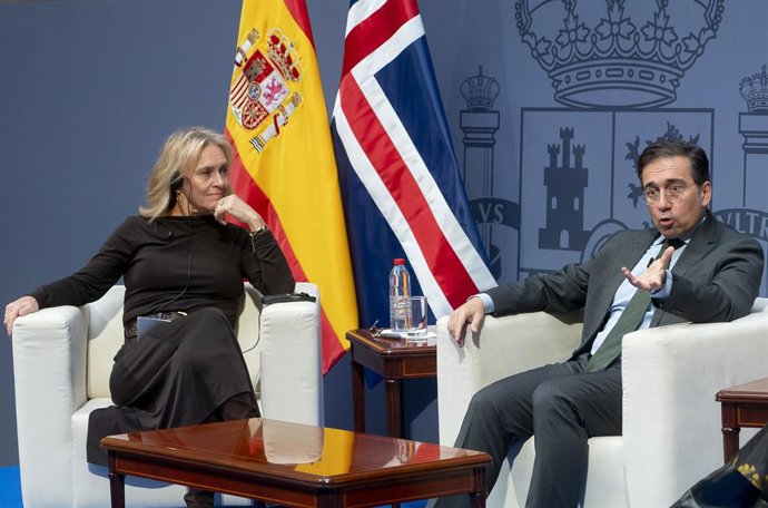 El ministro de Asuntos Exteriores, Unión Europea y Cooperación, José Manuel Albares, y la ministra de Exteriores de Islandia, Thorgerdur Katrín Gunnarsdóttir, durante la inauguración de la Embajada de Islandia en Madrid, a 1 de diciembre de 2025, en Madri