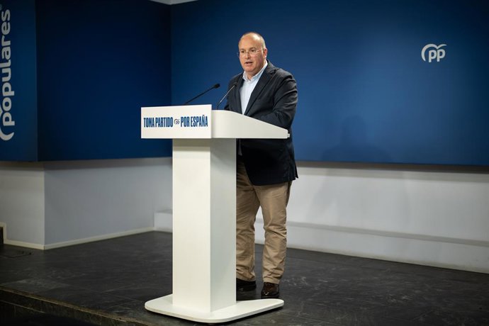 Archivo - El secretario general del Partido Popular, Miguel Tellado, ofrece una rueda de prensa en la sede del PP, a 4 de octubre de 2025, en Madrid (España).