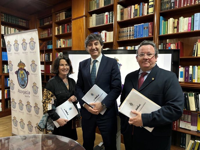 Archivo - María Jesús Gimeno Puche, el decano de los abogados de Sevilla y Jorge Aguado