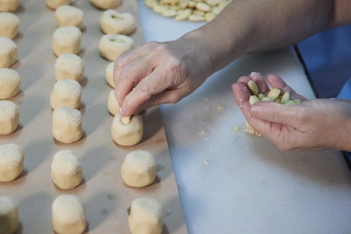 Archivo - Detalle de la realización de los dulces navideños durante la visita al obrador La Colchona.