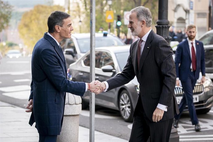 El presidente del Gobierno, Pedro Sánchez (i) y el Rey Felipe VI (d) se saludan a su llegada a la Sesión constitutiva del Pleno de la Comisión Nacional