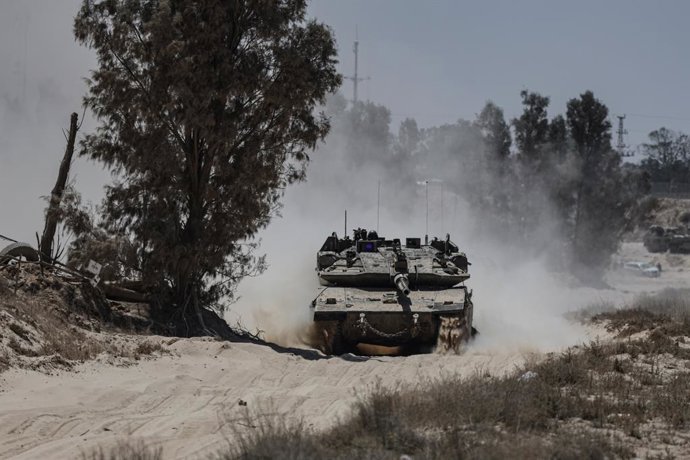 Archivo - May 20, 2025, Gaza Border, Gaza, Israel: An Israeli IDF Merkava army tank deployed at Israel's southern border with the Gaza Strip amid the ongoing war with Hamas. Israel's military has announced the expansion of its operations, saying it is aim