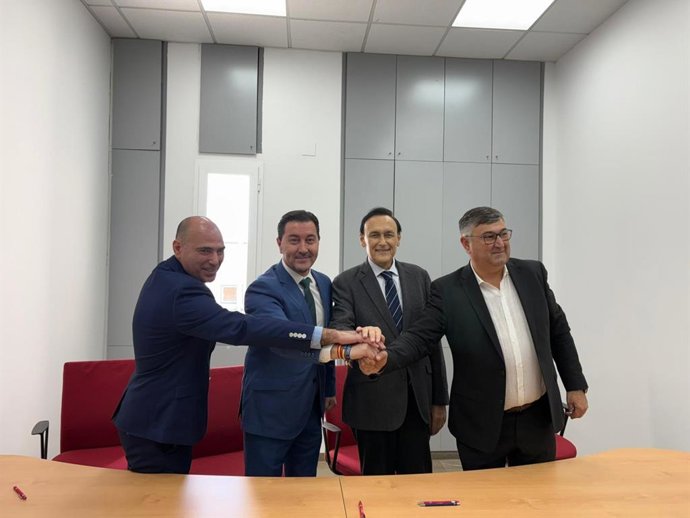 El consejero José Carlos Gómez Villamandos (2d), en su visita a La Carolina.