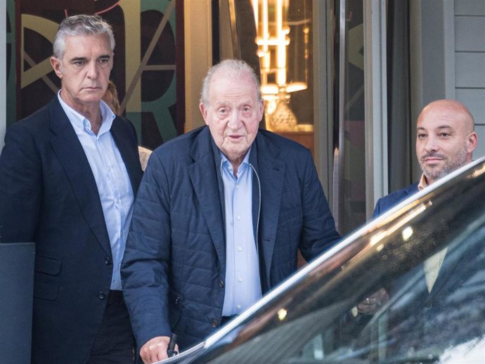 El Rey emérito Juan Carlos I a su salida del restaurante D’Berto, a 5 de noviembre de 2025, en O Grove, Pontevedra, Galicia (España).