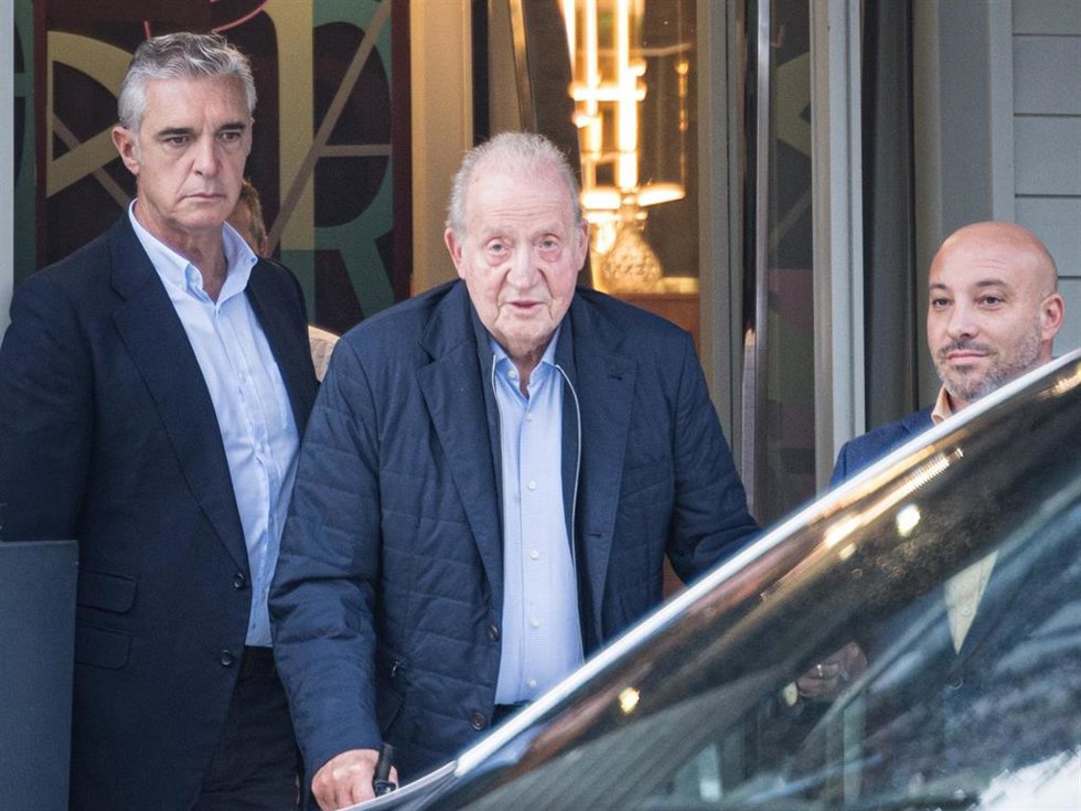 El Rey emérito Juan Carlos I a su salida del restaurante DBerto, a 5 de noviembre de 2025, en O Grove, Pontevedra, Galicia (España).