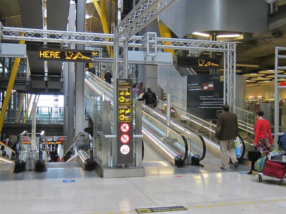 Archivo - Pasajeros Barajas.