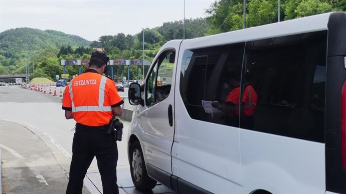 Un ertzaina en un control