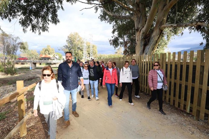 Marbella celebra una caminata con vecinos para inaugurar el paseo fluvial del Río Guadaiza, a la que asiste la alcaldesa, Ángeles Muñoz, y el teniente de alcalde de San Pedro Alcántara, Javier García