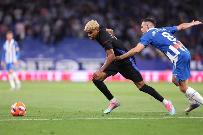 Archivo - El extremo español Lamine Yamal (FC Barcelona), ante el RCD Espanyol en el RCDE Stadium.
